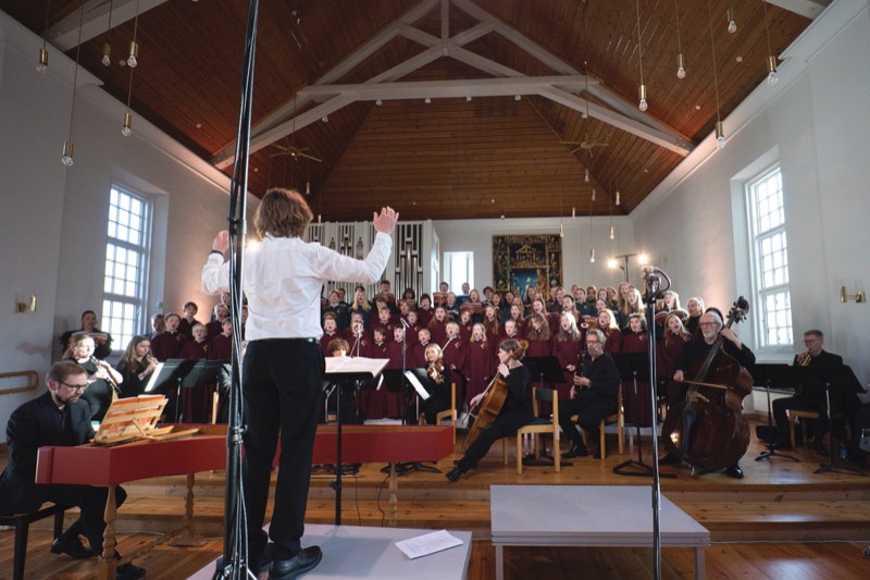 Knut Christian Jansson dirigerer kor og orkester i Fridalen kirke