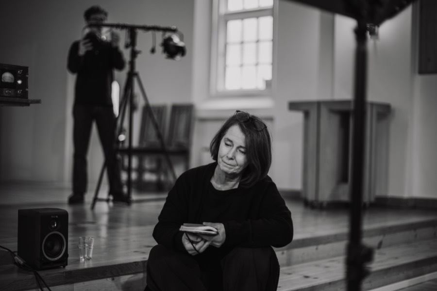 Marion Hestholm med boken sin om Liv Glaser under innspillingen