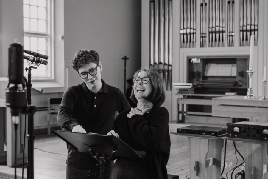 Hilde Haraldsen Sveen og Andreas Wivestad Jansson under innspillingen