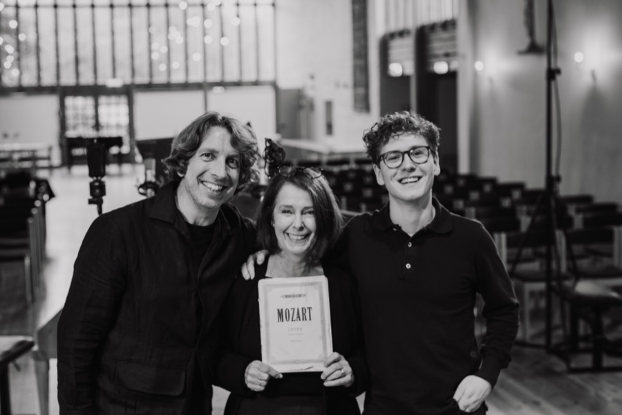 Knut Christian Jansson, Hilde Haraldsen Sveen og Andreas Wivestad Jansson med notene til Mozarts lieder